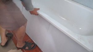 Установка экрана под ванну