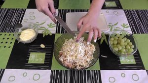 Салат с курицей и виноградом