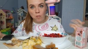 Мукбанг Винегрет с картошечкой и рыбкой|В шоке от комментариев #обжор #мукбангроссия