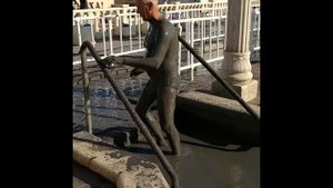 ВСЕ КАК ЧЕРТИ,КУПАЮСЬ В ЛЕЧЕБНОЙ ГРЯЗИ.