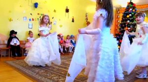 Вальс снежинок с шарфами.mp4