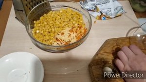 Салат солнечный с морковкой, кукурузой и сыром