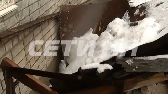 Очищая крышу в Советском районе коммнуальщики разбомбили сараи