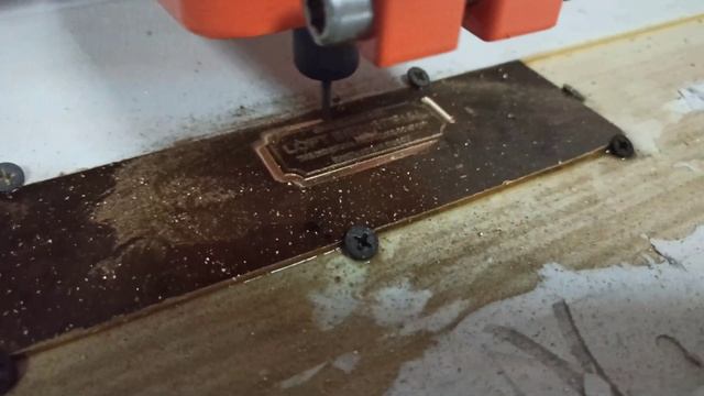 Шильдик из латуни на ЧПУ от Cutmaster. Brass nameplate on CNC from Cutmaster. смотреть онлайн