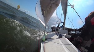 Как надо ставить спинакер, а как не стоит :)