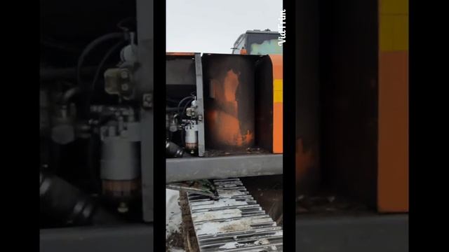 экскаваторы, снятие топливного бака,чистка бака! смотреть онлайн