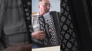 р. н. п. "Что стоишь, качаясь, тонкая рябина" исполняет преподаватель по классу баяна Курносов П. М