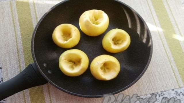 Яблоки, запечённые на сковороде под крышкой