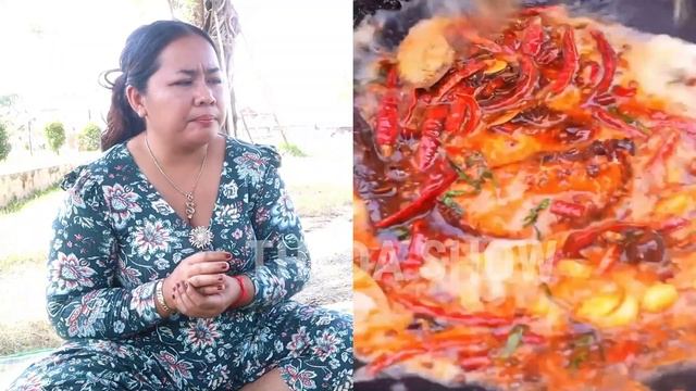 React ! Beautiful girl cooking food and eating with family смотреть онлайн