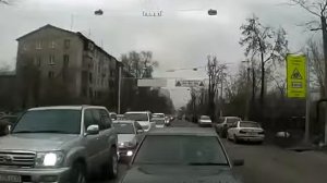 Девушка за рулем наказала наглого водителя Мерседеса