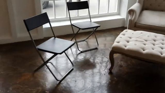 Стулья складные в интерьере, черные.