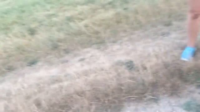 Папа, МАМА и Я кормим козлёнка хлебом смотреть онлайн