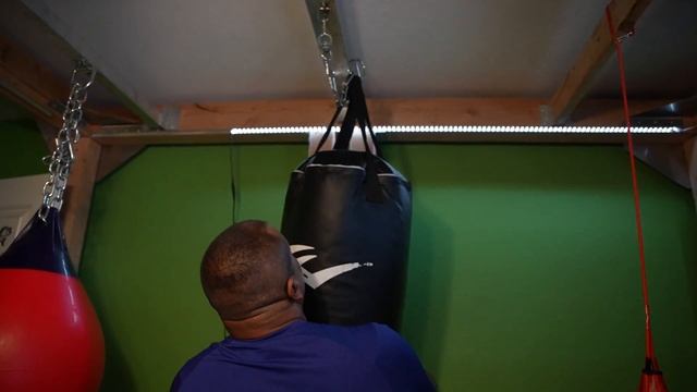 200lb vs. 100lb Heavy Bags?!? | Ringside 200lb Bag on DIY MMA Cage смотреть онлайн