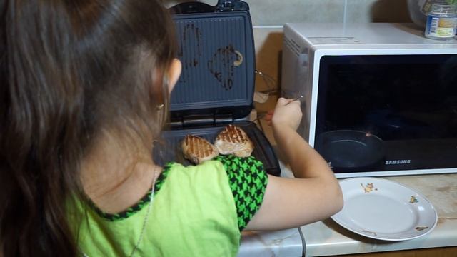 ГОТОВИМ КУРИНУЮ ГРУДКУ на гриле в Мультипекаре REDMOND 737/6 смотреть онлайн