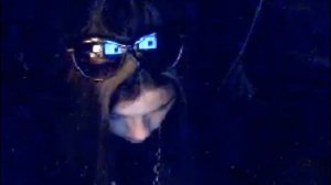 Парень обижает девушку.