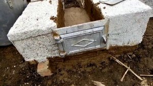 Построил уличную печь возле дома из камыша.