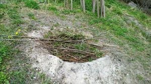 Подготовка костровой ямы на скорую руку для садового мусора