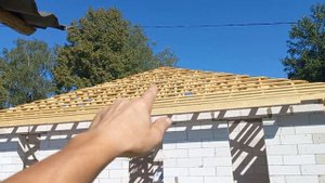 Обрешетка и лобовая доска вальмы. Косяк на свесах. Как дополнительно усилить крепление стропил?