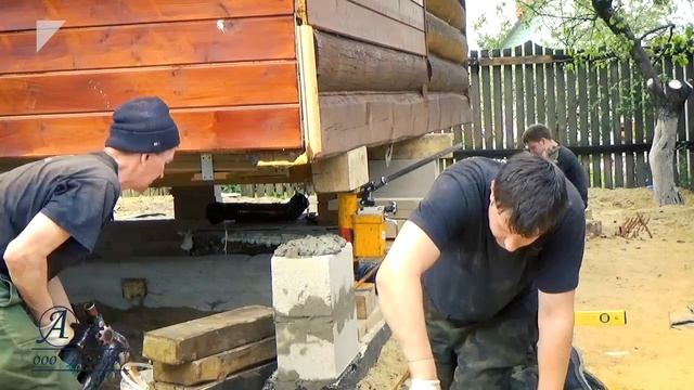 Поднять дом. Поднять частный дом. Поднять дом на домкратах. 
