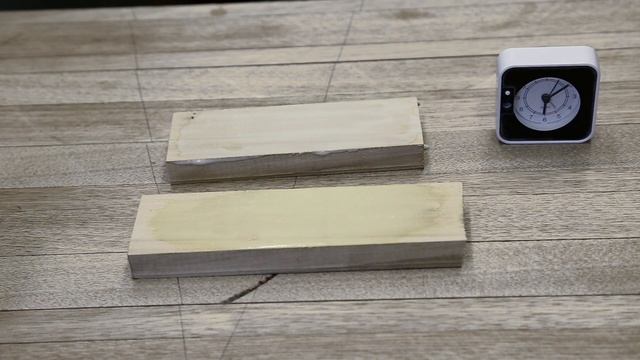 Использование малярного валика для нанесения клея / The use of paint roller to apply glue смотреть онлайн