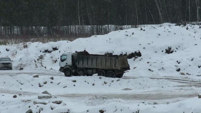 RENAULT KERAX 8x4 Самосвал на разгрузке смотреть онлайн