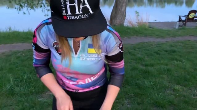 ЛИЗА ГОТОВИТ РЫБУ! Уха из амура, линя, щуки и окуня на рыбалке! Жарим рыбу на костре!