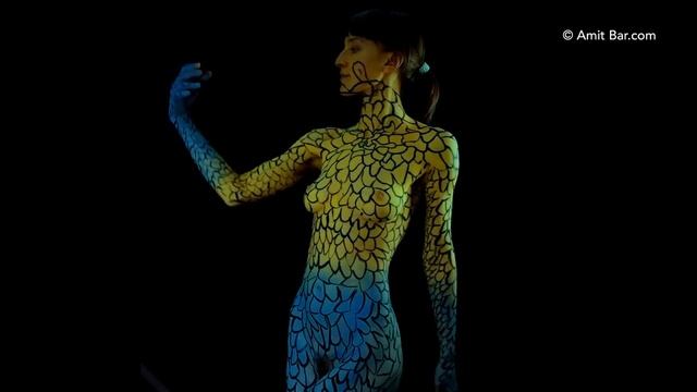 Art video: Yellow & blue body-painting by Amit Bar