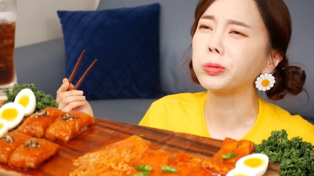 [Mukbang ASMR] 꿀조합 ? 불닭쌈 & 팽이버섯 라이스페이퍼쌈 먹방 & 레시피 Fire Noodle Wraps & Enoki Mushrooms Recipe Ssoyoun