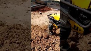Уплотнение земли вибро-ногой