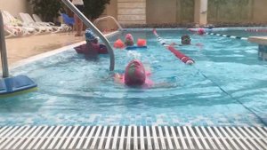 УРОК ПЛАВАНИЯ в бассейне с тренером / Наша Маша влог