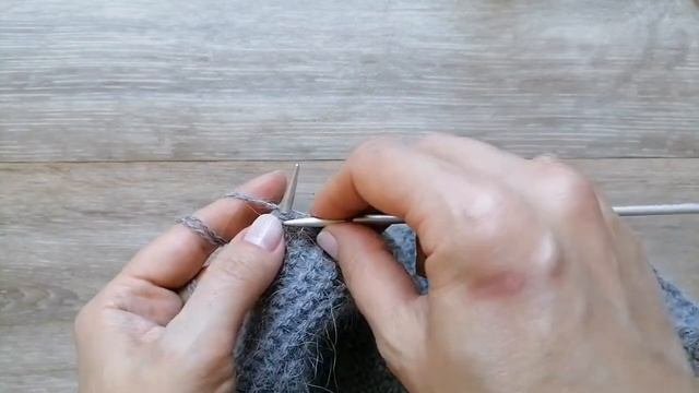 Повязка на голову с перехлестом спицами - бесплатный мастер-класс