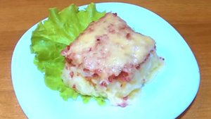 Нежная картофельная запеканка с колбасой и сыром.