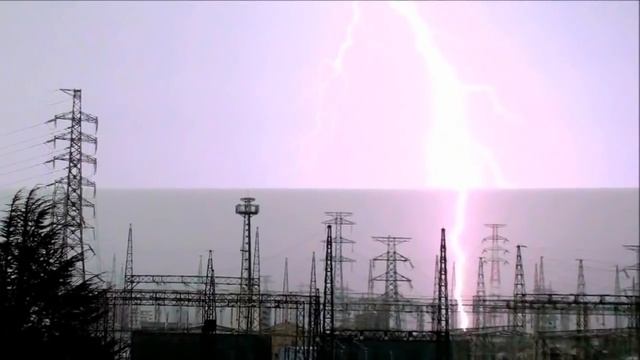 Удары молний в электроподстанцию⚡️