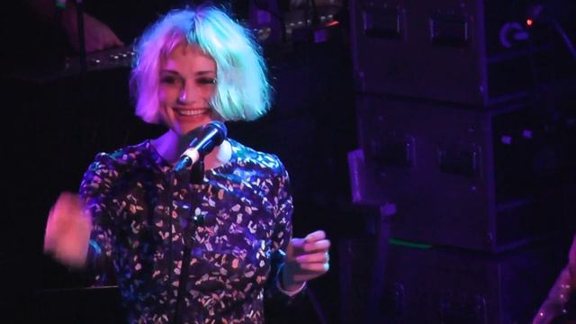 Alison Sudol, Dave Stewart & Orianthi Here Comes The Rain Again 2013 смотреть онлайн