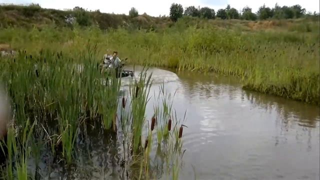 Катаемся на квадроцикле в болоте с камышами смотреть онлайн