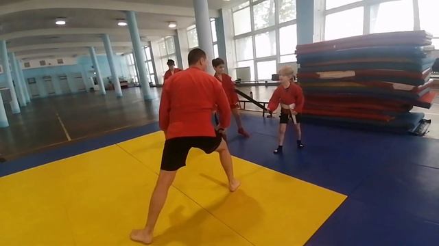 Тренировка по японскому фехтованию спочан, дети, пару фрагментов