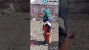 Бабушка с красным флагом??