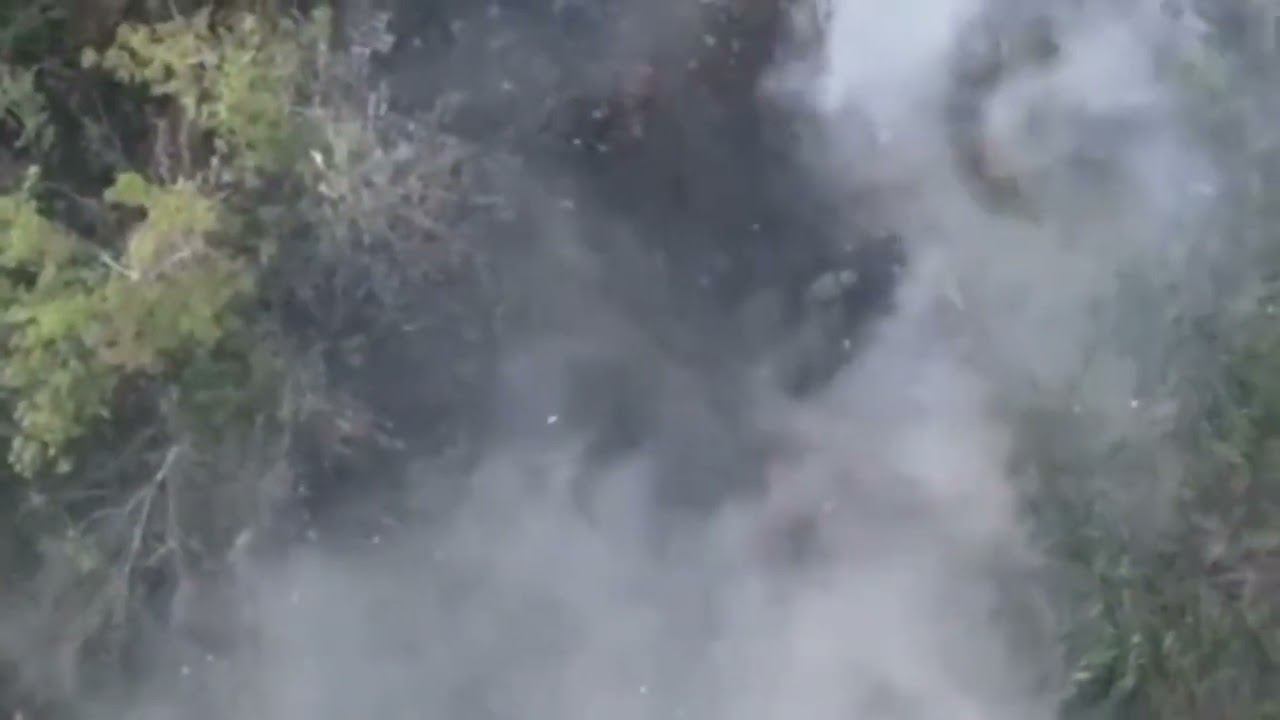 Русский солдат бьет беспилотник головой. смотреть онлайн