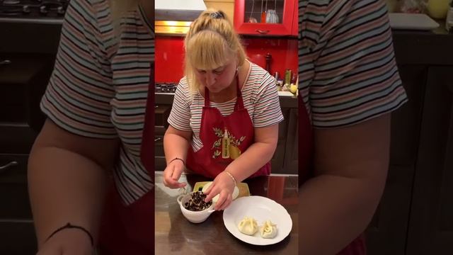 Сырные мешочки из сыра сулугуни с черносливом и орехами. смотреть онлайн