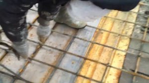 Вязание арматуры перекрытия.