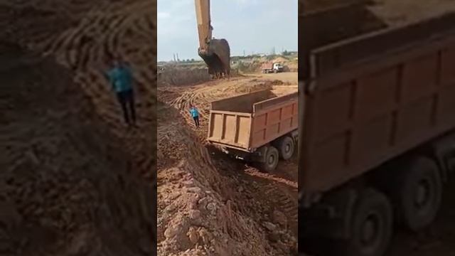 Погрузка глины.Кирпичный завод. смотреть онлайн