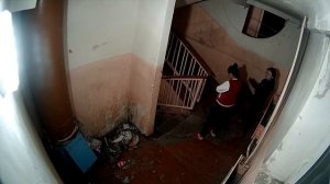 г. Шарыпово, Видеонаблюдение в подъезде 4-4. Нарезка за 2 дня. Ссыкуны подъездные.