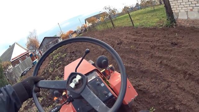 Минитрактор МТЗ Беларус 132MT в работе. Вспашка земли на тракторе переломке смотреть онлайн