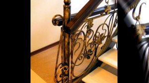 Первый столб на лестнице перила на повороте начальный кованый из металла конструкция дизайн