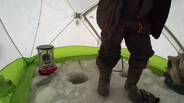 Вот на что ловится щука. Зимняя рыбалка. смотреть онлайн