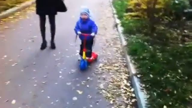 Уля катается на самокате смотреть онлайн