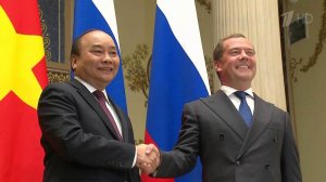 Реализацию совместных инвестиционных проектов обсудил Дмитрий Медведев со своим коллегой из Вьетнама