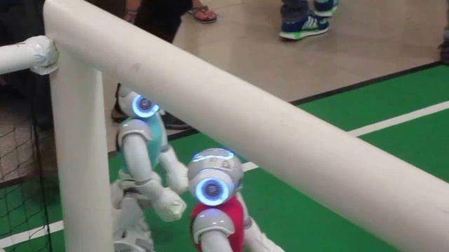 Роботы играют в футбол...))) Берлин, 29.08.2015 смотреть онлайн