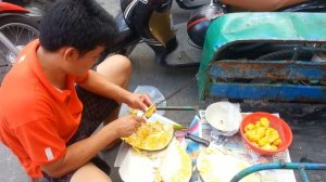 Как чистят Джек-фрукт в Тайланде.