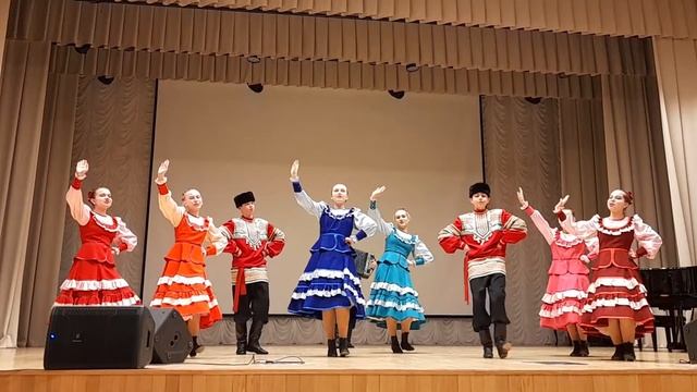 Образцовый ансамбль народной песни "Колорит" - "Из за гор, горы, едут мазуры" смотреть онлайн